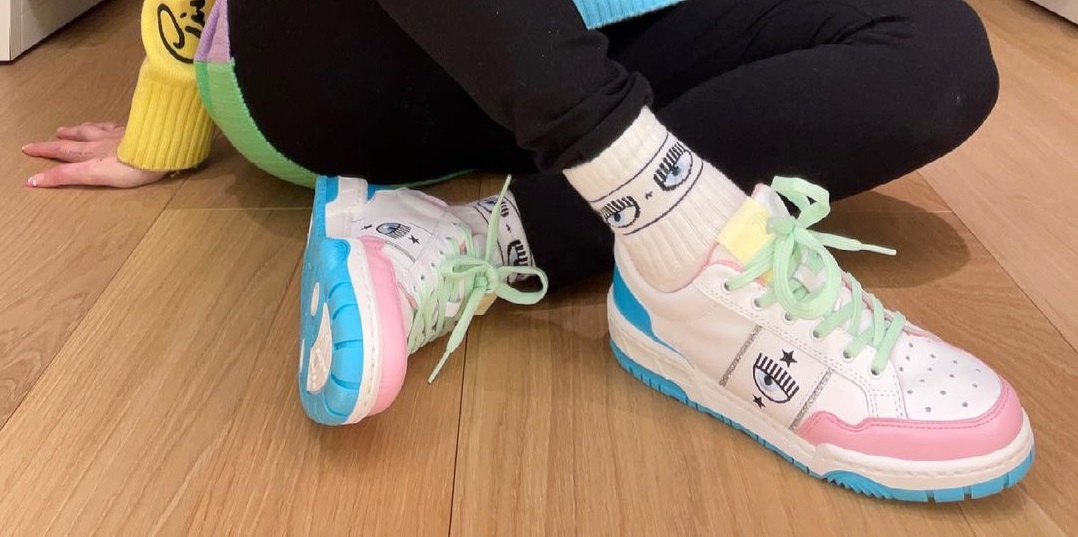 Calzas y calcetas: la relajada tendencia que se toma los outfits de famosos en medio de la pandemia