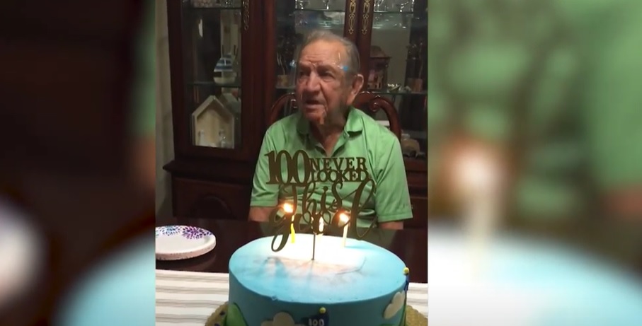 Hombre que cumplió 100 años sufrió tierno chascarro al soplar las velas de su torta