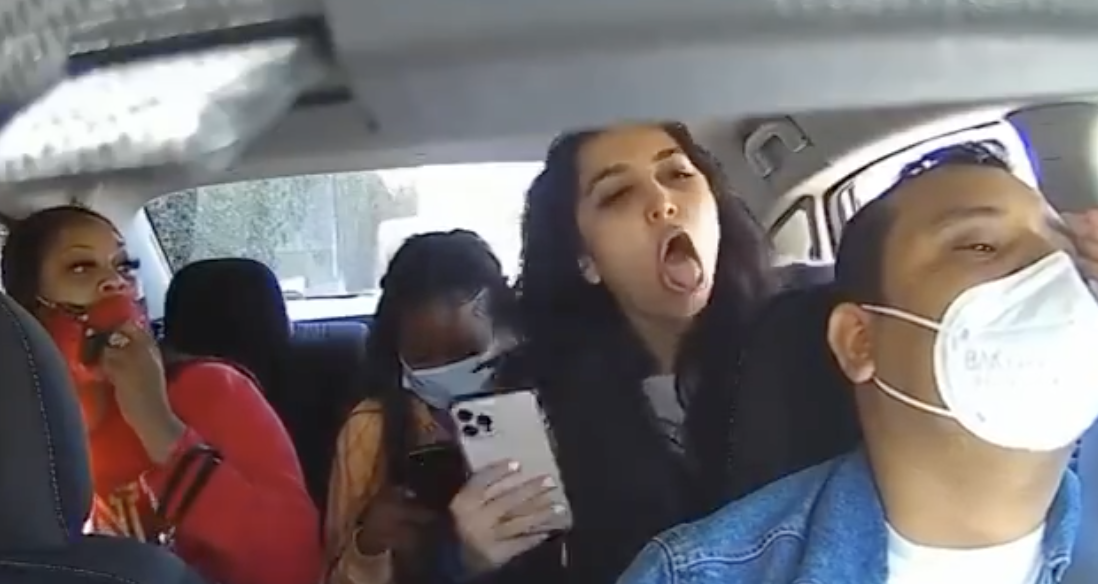 Chofer de Uber les pidió a pasajeras que usaran mascarillas y fue insultado: hasta le tosieron