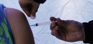 Expertos alertan sobre reacciones cutáneas a la vacuna Moderna: área enrojecida y dolor al tacto