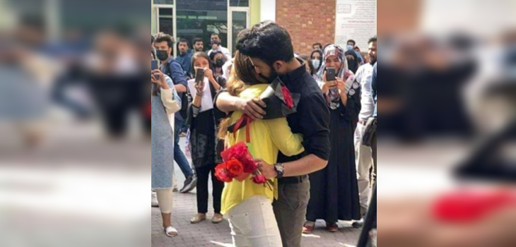 Joven le pidió matrimonio a su pareja en universidad de Pakistán y al final ambos fueron expulsados