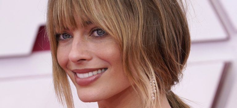 Chasquilla ligera y melena con capas: las claves del nuevo look de Margot Robbie