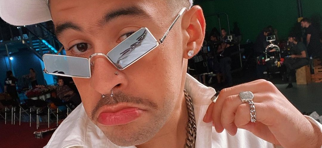 Bad Bunny posó en crop top y arrasó en redes... pero fue criticado por el lugar donde lo lució