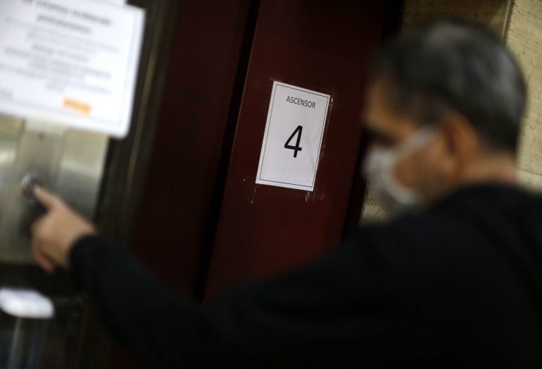 Trabajador de 45 años murió aplastado por ascensor en Las Condes: le estaba haciendo mantención