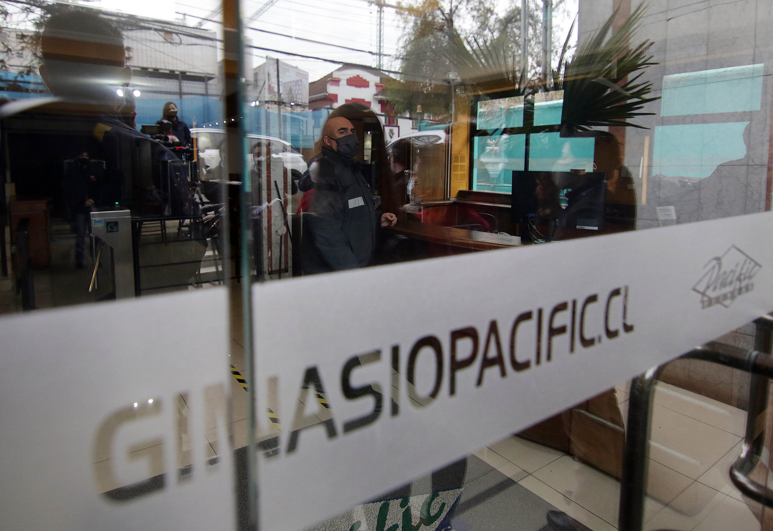 En plena cuarentena: detienen a 14 personas con permisos falsos en gimnasio de Providencia