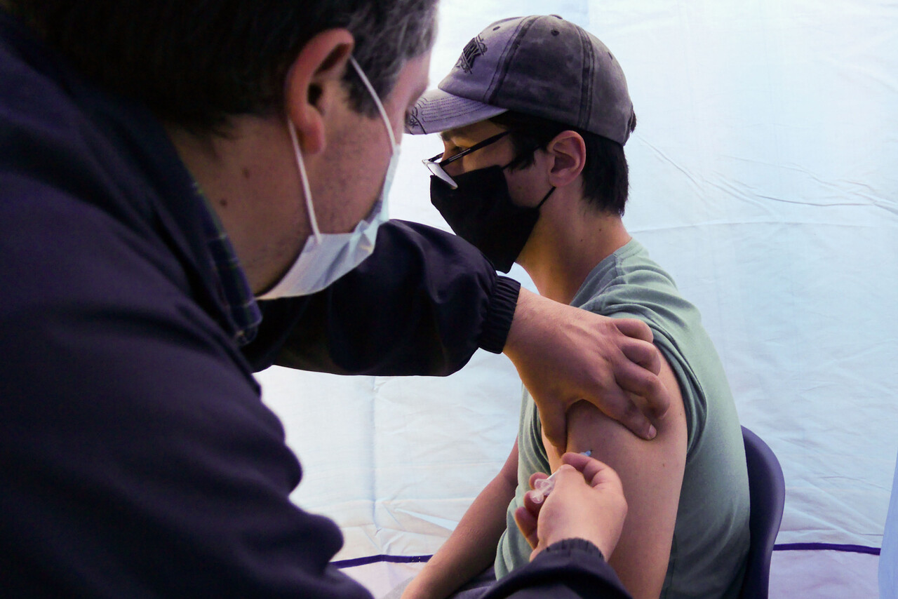 Minsal evalúa eximir de cuarentena por contacto estrecho a personas vacunadas con ambas dosis