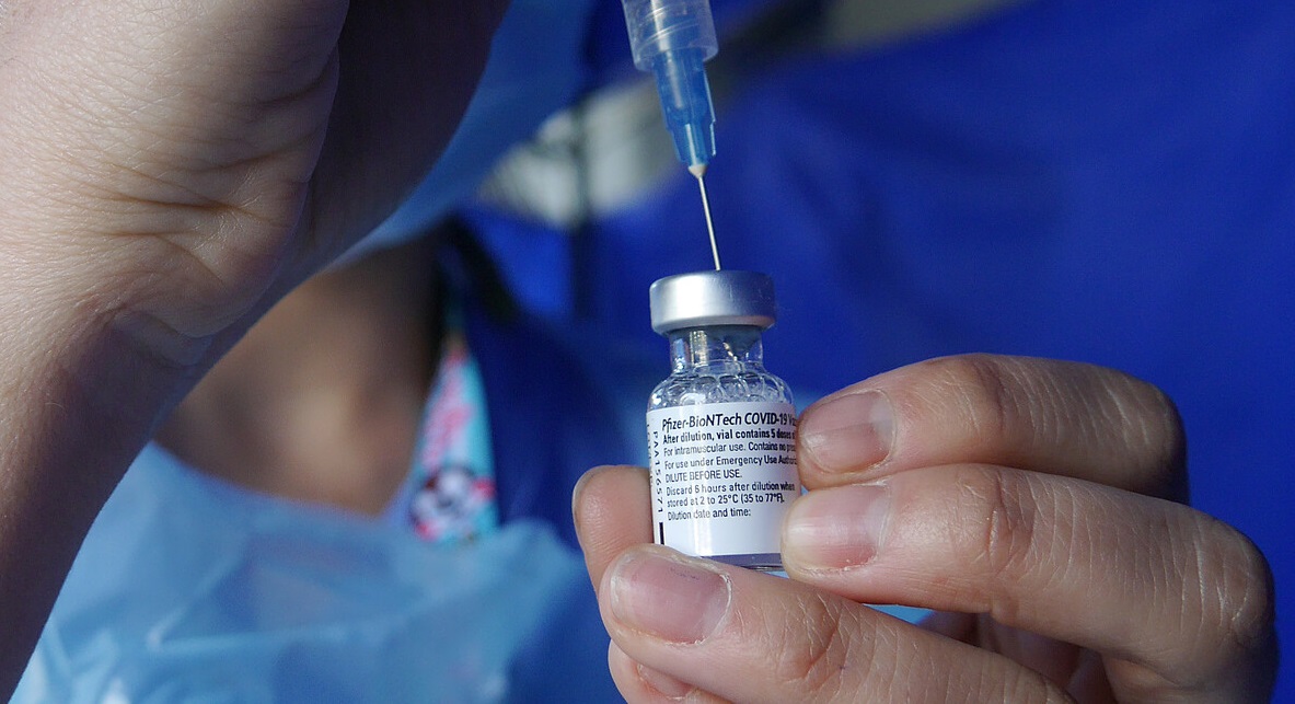 Estudio británico asegura que primera dosis de AstraZeneca o Pfizer reduce el contagio de COVID-19