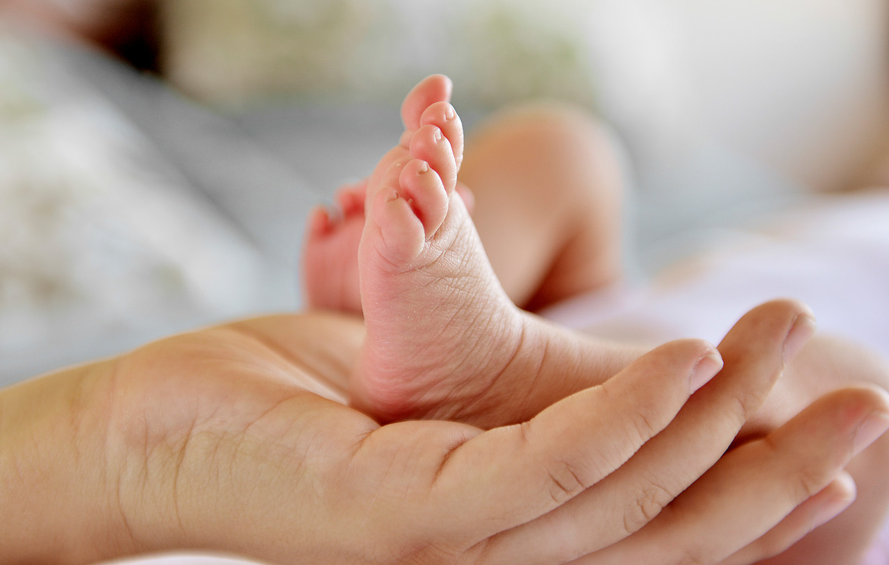 Senado aprobó proyecto que permite cambiar el orden de los apellidos al inscribir nacimiento