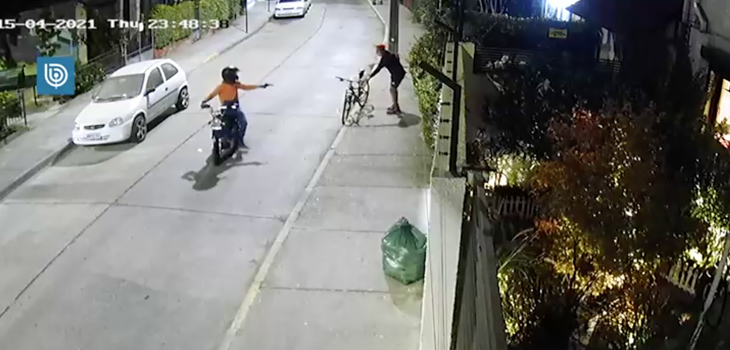 Le robó la billetera pero se la devolvió: video mostró insólito asalto a ciclista en Providencia