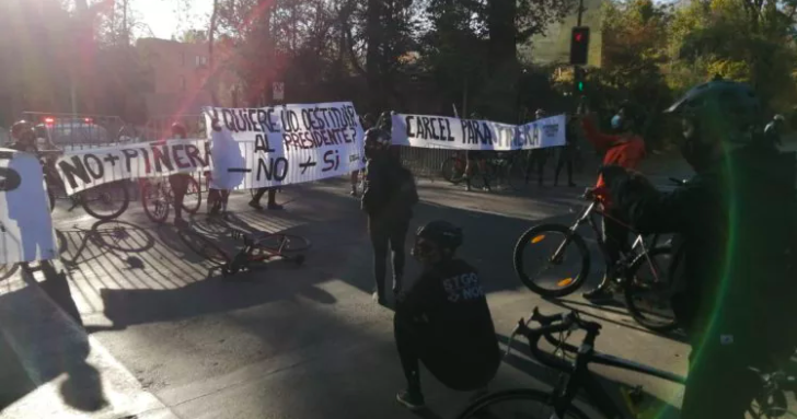 Ciclistas se acercan a la casa de Piñera para protestar y lanzan piedras a Carabineros