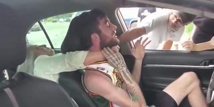 “Soy solo tu conductor de Uber”: mujer en estado de ebriedad agredió violentamente a chofer en EE.UU