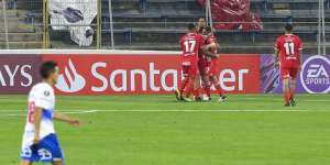 Una deslucida Universidad Católica perdió de local ante Argentinos Juniors por Copa Libertadores