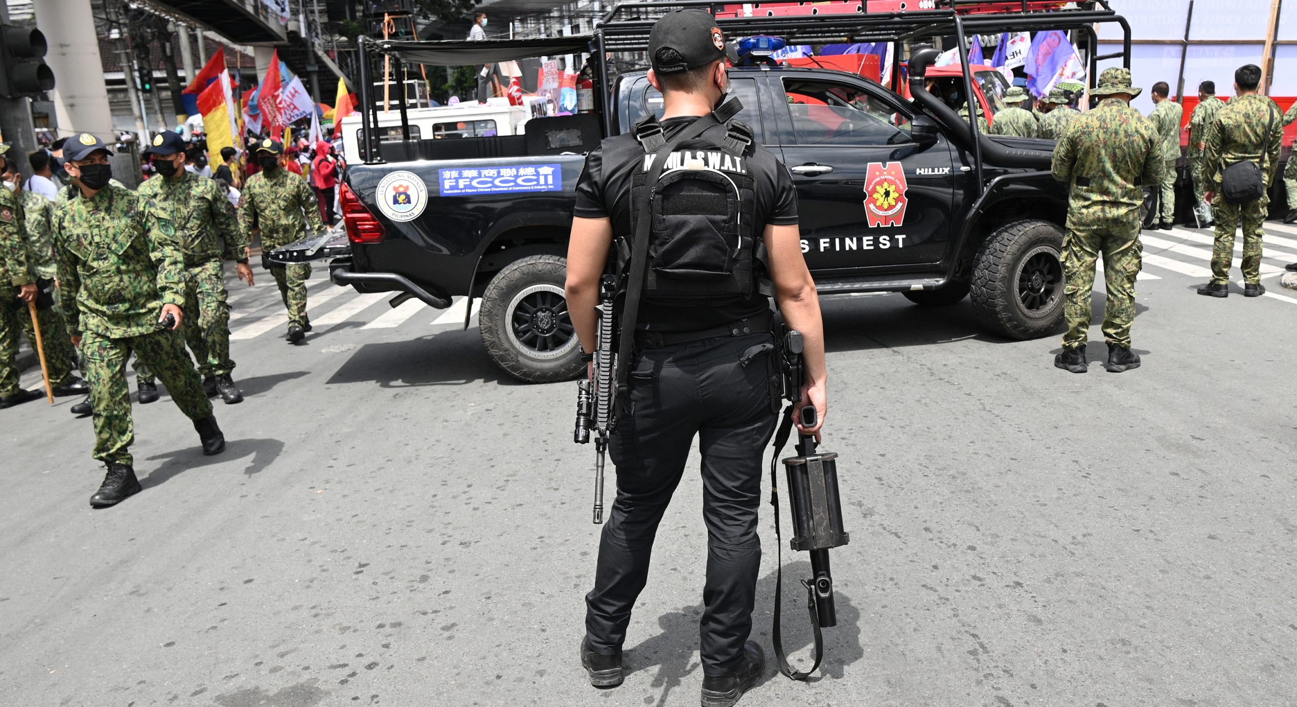 Hombre murió tras ser obligado a realizar 300 sentadillas por violar el toque de queda en Filipinas