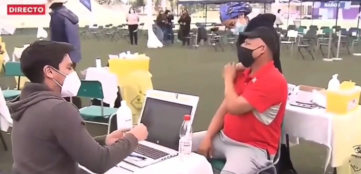 Hombre protagonizó cómico momento en vacunatorio de La Pintana por miedo a las agujas: sacó aplausos