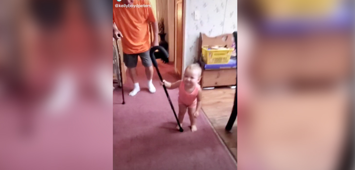 Sobredosis de ternura: bebé imitando caminar de su abuelo con bastón se volvió viral