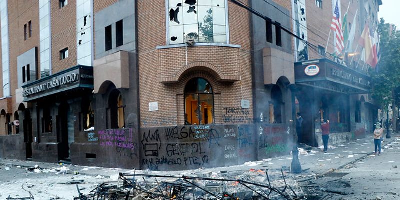Tribunal absuelve a acusados de incendiar hotel durante el estallido social