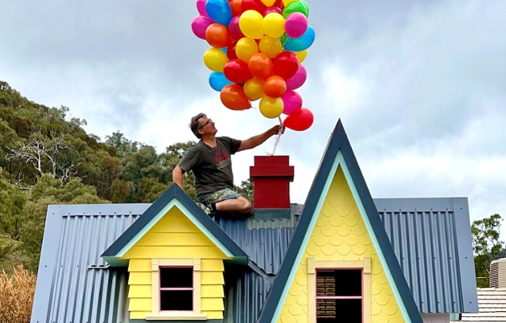 hombre construye casa up