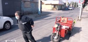 Hombre de 64 años tira su carro para recolectar artículos que vende en la feria: vive con $150 mil