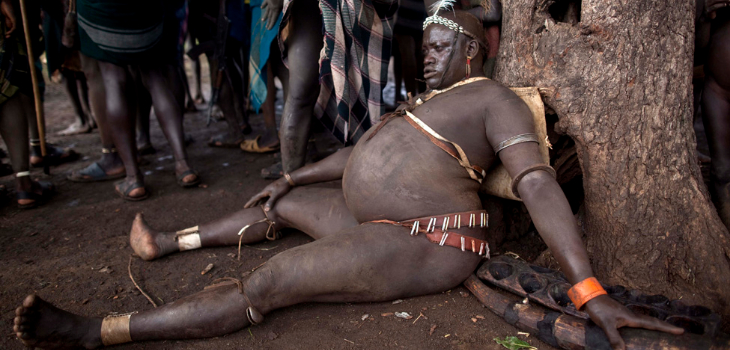 Hombres de tribu de Etiopía compiten por ser el más gordo: siguen especial dieta durante 6 meses