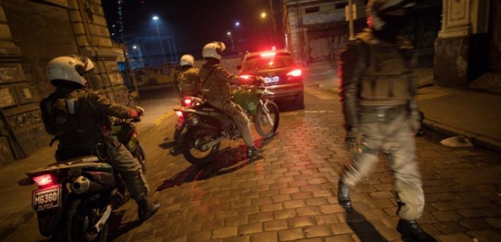 Vecinos agreden a carabineros que detuvieron a mujer en Recoleta: aprehendida escapó y es buscada