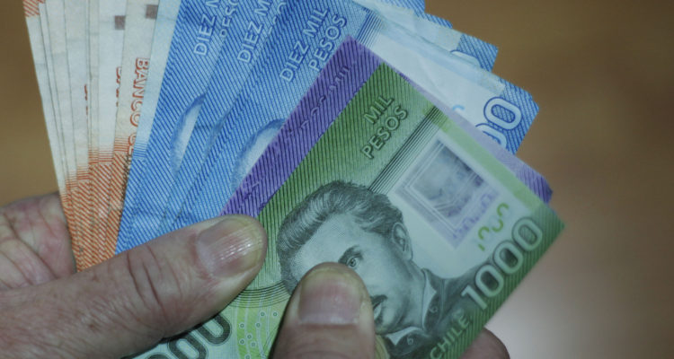 Bono de $200 mil para quienes no tienen fondos en AFP avanza en la Cámara y es despachado a Hacienda