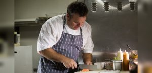 El nuevo negocio del chef chileno que le enseñó a Bruce Willis a hacer asado a la chilena