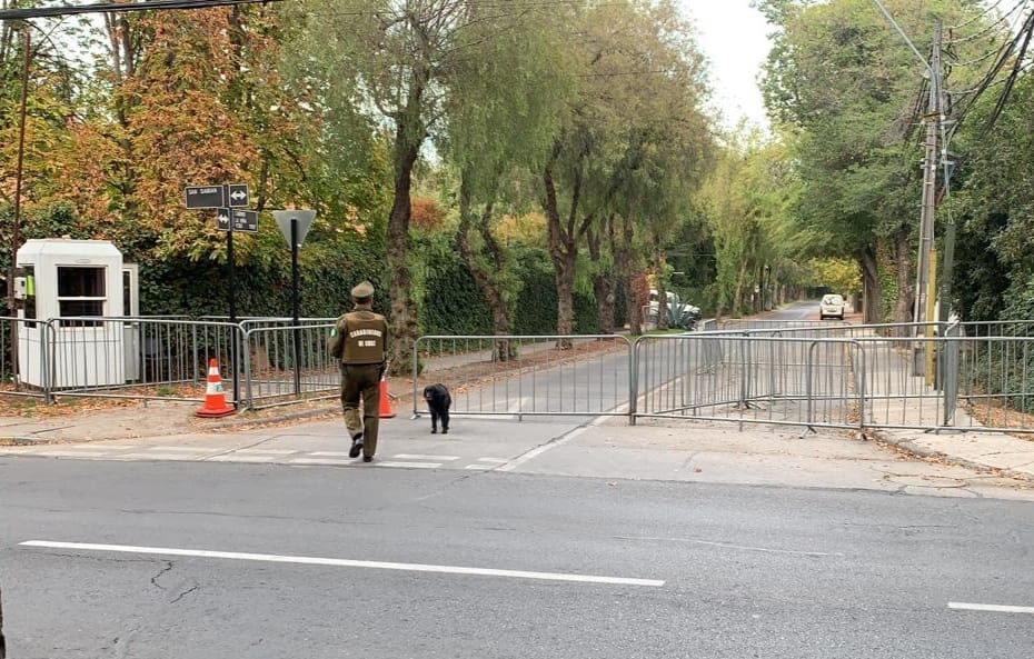 Mujer fue detenida tras intentar traspasar control policial cercano a la casa de Piñera