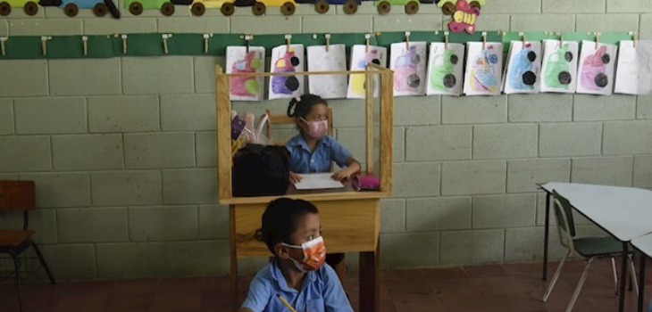 Carpintero salvadoreño se las ingenió para proteger a hija que retomó clases con particular pupitre