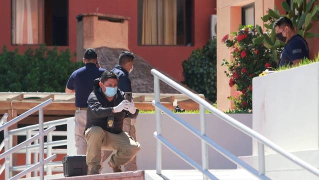 autoridades examinando la escena