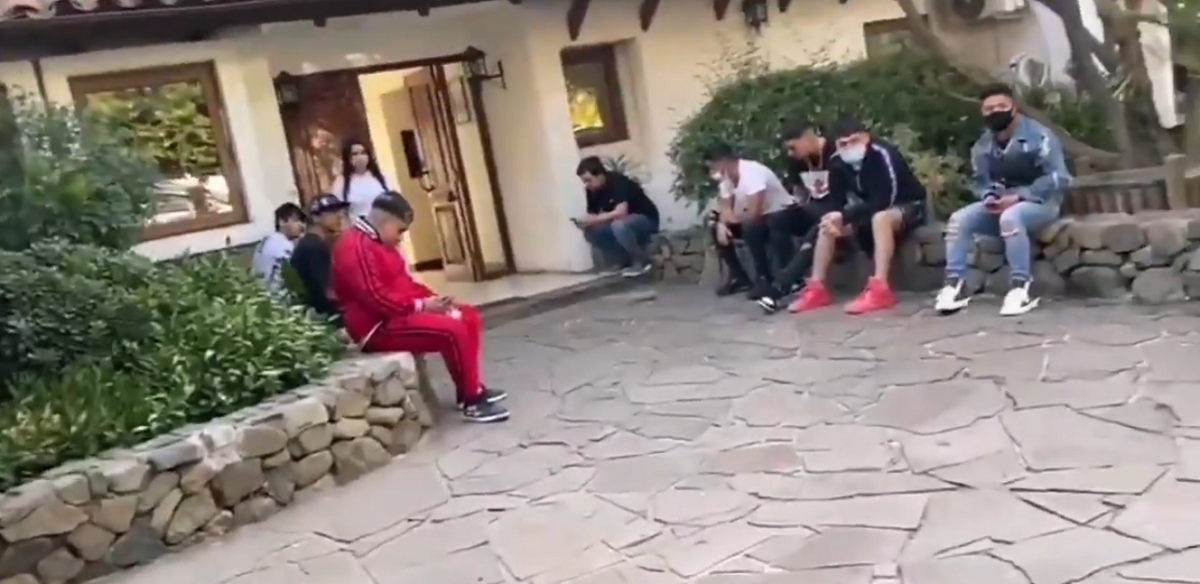 Detienen a 10 personas en fiesta clandestina en Peñalolén: dueño de casa tiene sello musical