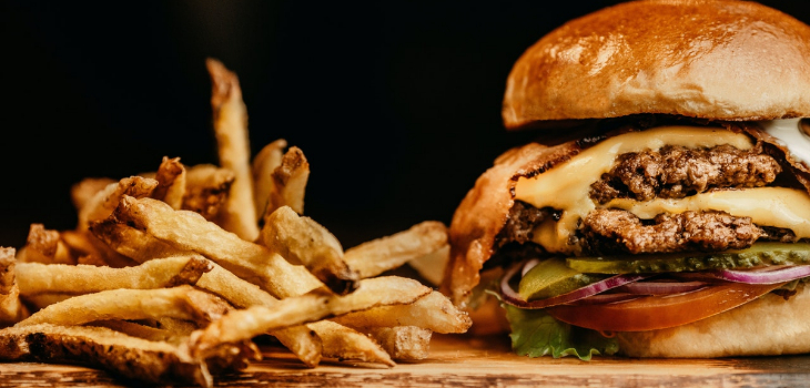 Alimentos hiperpalatables: nutricionista explica cuáles son y por qué no podemos dejar de comerlos