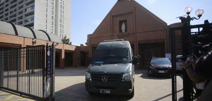 Detienen a novios, sacerdote y al coro por participar en matrimonio clandestino en Las Condes