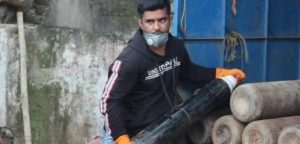 Hombre vendió su camioneta para ayudar a más 4 mil pacientes COVID con tubos de oxígeno en India