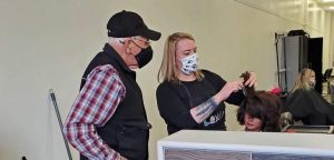 Ya no puede hacerlo sola: adulto mayor fue a peluquería para aprender a rizar el pelo de su esposa