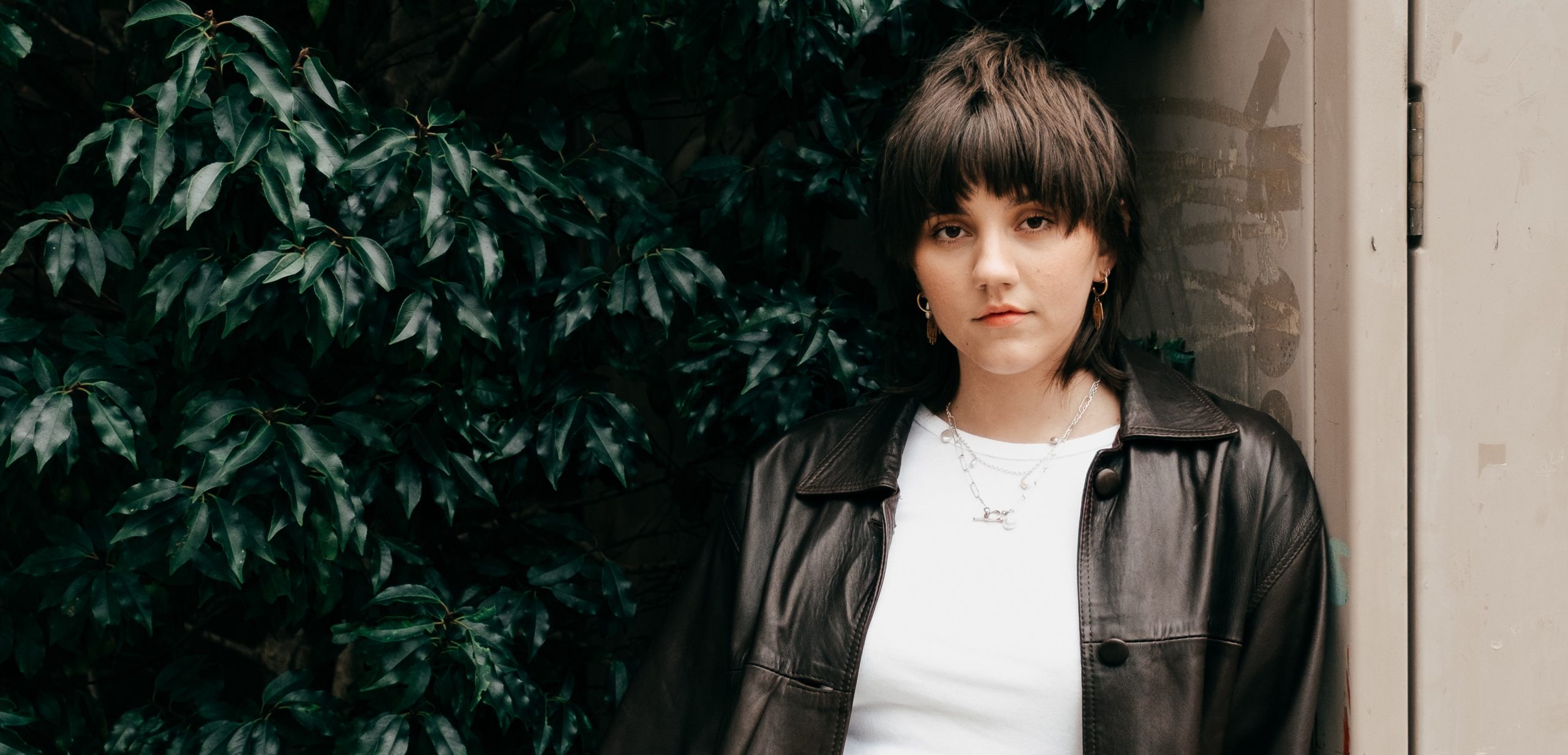 Cómodas, abrigadoras y con estilo: experta detalla 5 prendas claves de otoño y cómo llevarlas