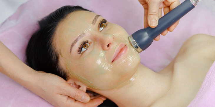 Exfoliantes químicos: los pro y contra del tratamiento que ayuda a tu piel a estar radiante