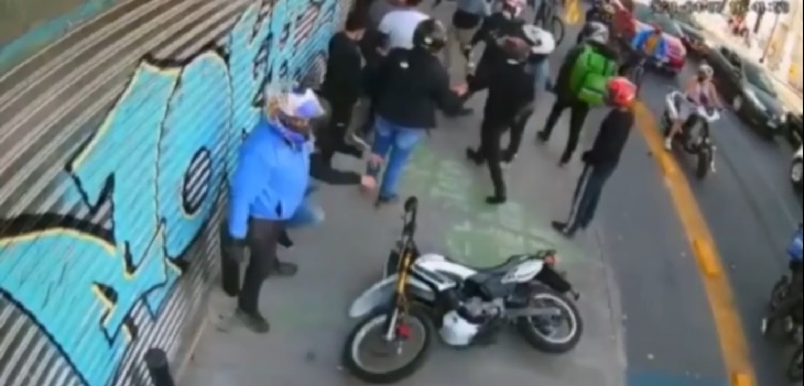 Captan cómo repartidores sufren brutal ataque en Santiago centro: tres personas fueron detenidas