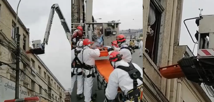 Mujer grave por COVID fue sacada por la ventana en Valparaíso: camilla no cabía en escaleras