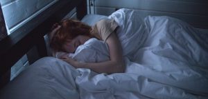 Estudio advierte que dormir menos de 6 horas al día podría aumentar el riesgo de sufrir demencia