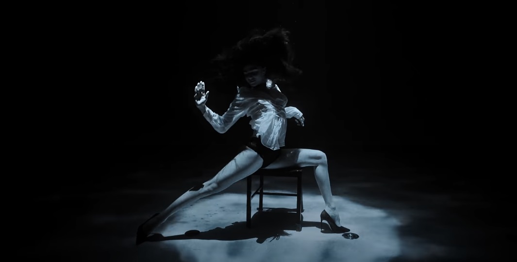 Video muestra espectacular coreografía de mujer bailando tango a 10 metros bajo el agua