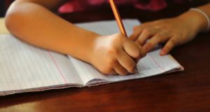 Ingeniosa respuesta de alumno en ejercicio sobre ruidos molestos se volvió viral: mencionó a su mamá