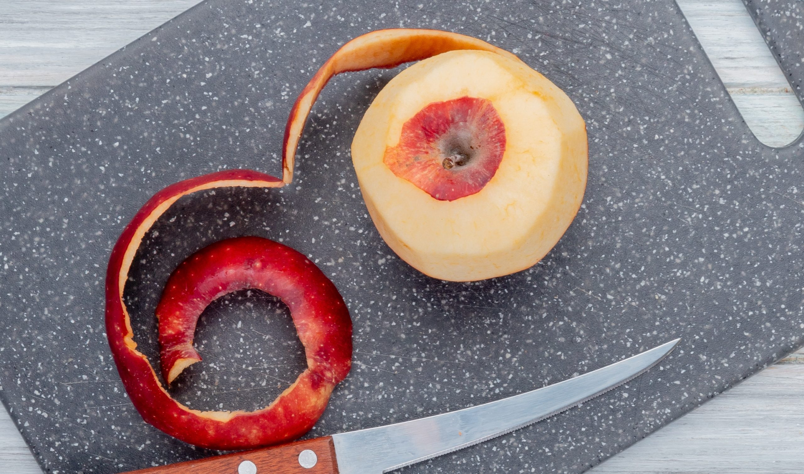 ¿Con o sin cáscara? Experto aclara la mejor forma de consumir frutas para no perder sus nutrientes