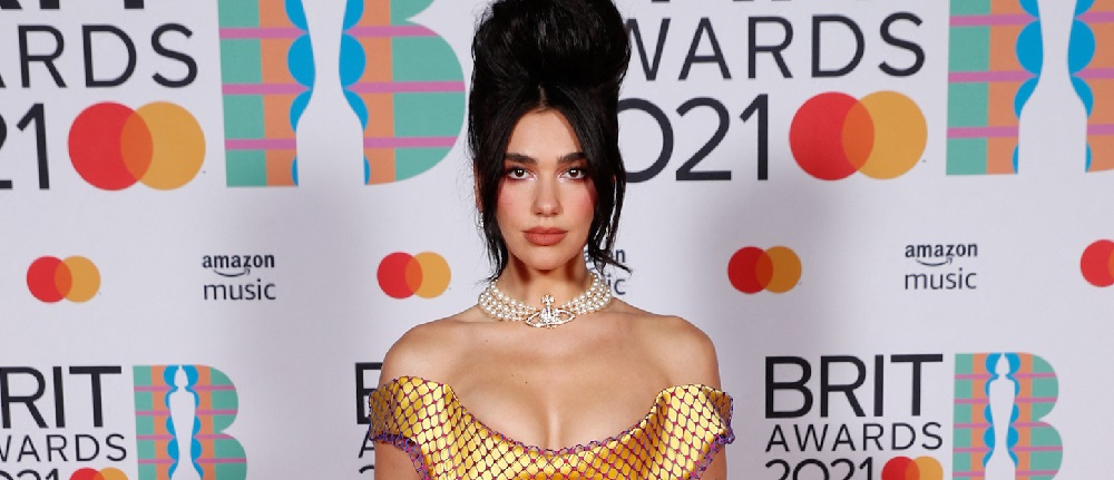 Dua Lipa deslumbró en la alfombra roja de los BRIT Awards 2021 con ajustado y colorido look