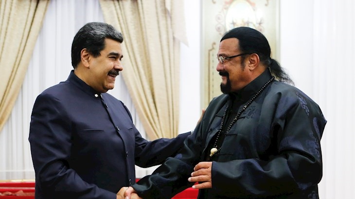 Ahora es diplomático ruso: Steven Seagal visitó a Nicolás Maduro y le regaló una espada samurái
