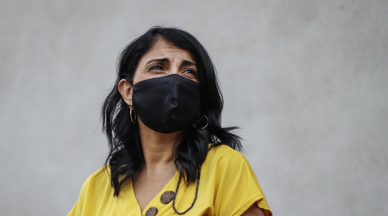 Ministra Rubilar estimó que solicitudes para bono de $200 mil podrían iniciar el 18 de mayo