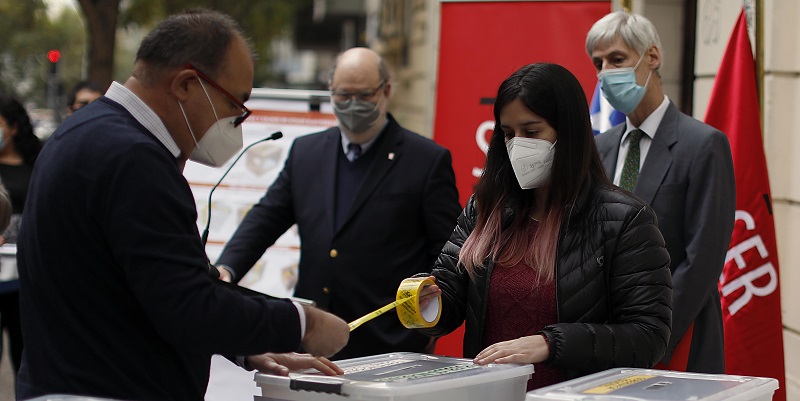 Servel mostró cómo será el sellado y custodia de urnas y votos para la noche del 15 de mayo