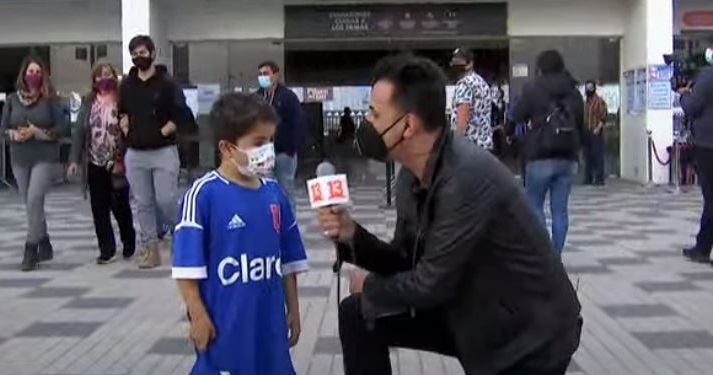 Niño llegó al Estadio Monumental usando una polera de la “U”: su explicación inspiró a Sergio Lagos