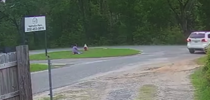 El inquietante registro de una niña de 11 años evitando ser secuestrada en la parada del autobús
