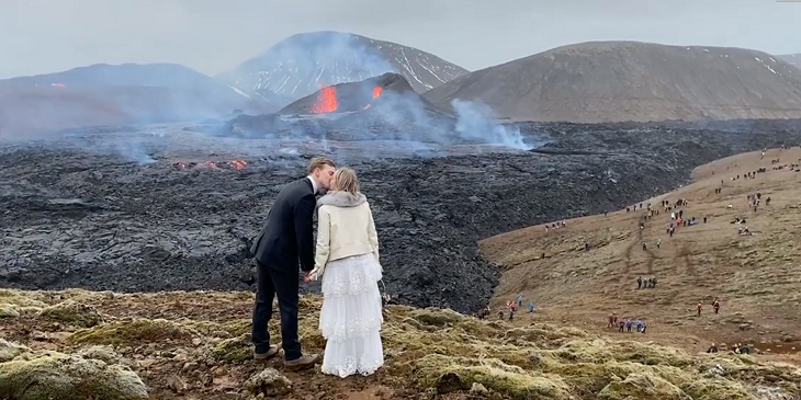 Pareja de novios realizó sesión de fotos para su boda frente a un volcán activo en Islandia
