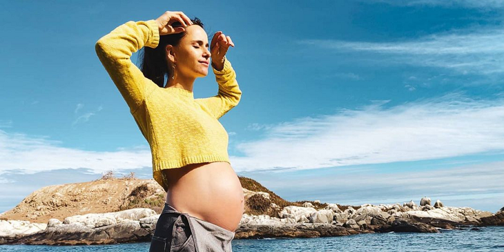 Con desnudo artístico y potente reflexión Juanita Ringeling mostró avanzado embarazo